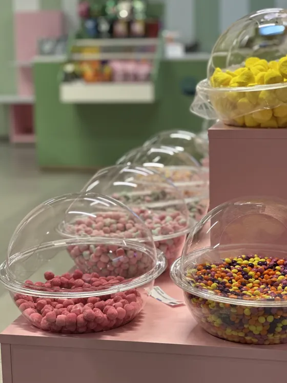 Montageteam på plats i färdig butik
