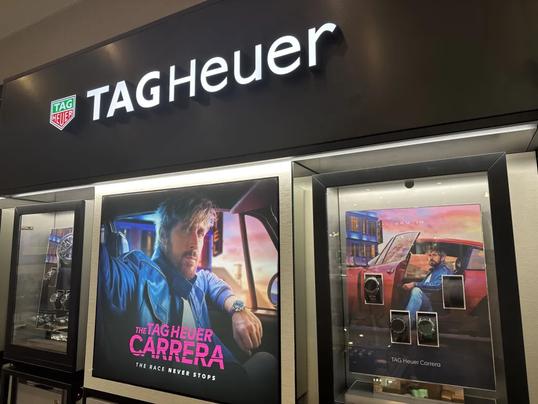 Shop-in-shop för TAG Heuer med exklusiv inredning i mörkt trä och glas