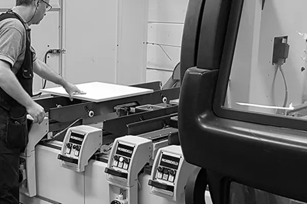 Produktion av butiksinredning i verkstaden i Järnforsen